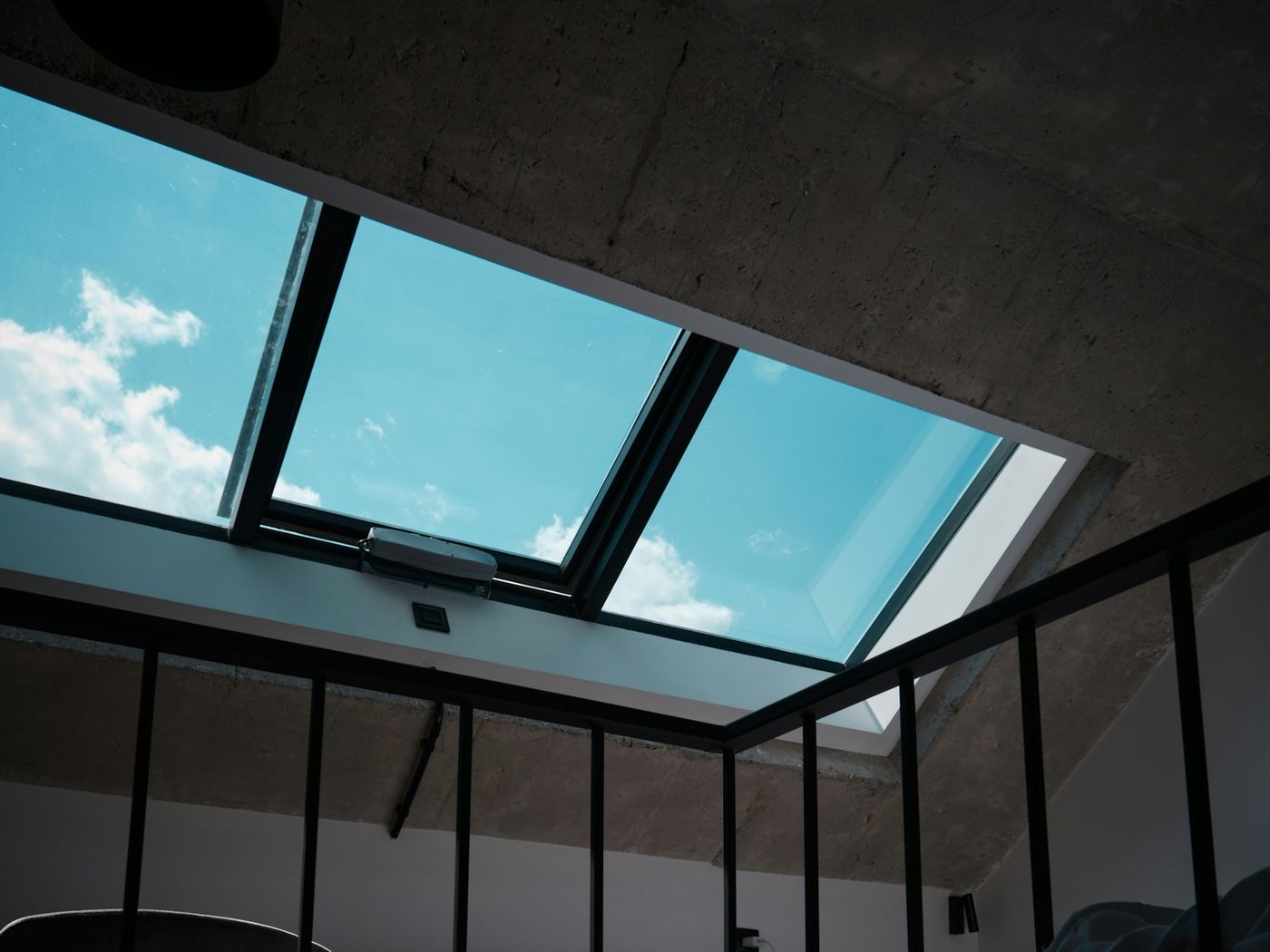 Großes Dachfenster mit Blick in den blauen Himmel