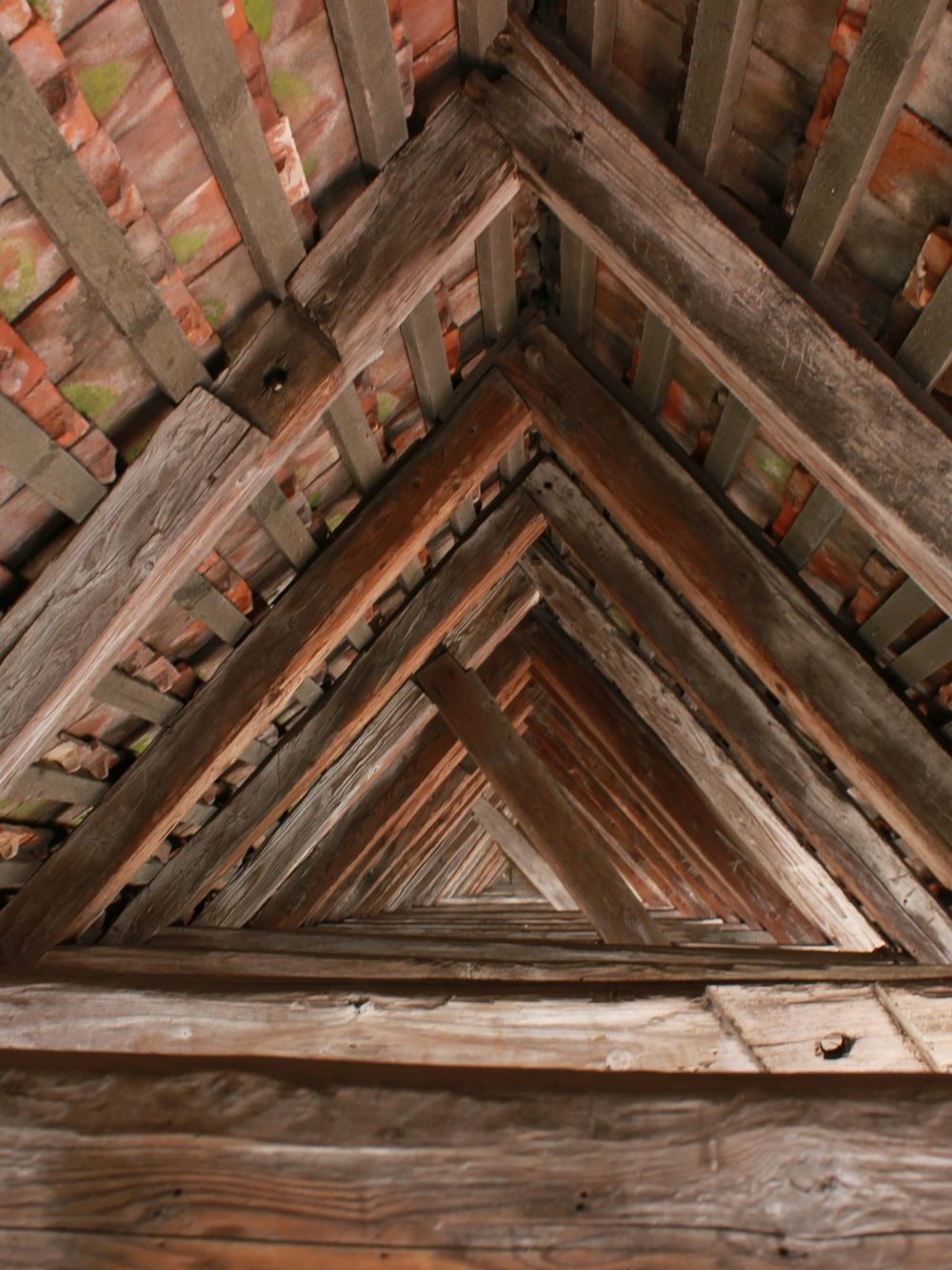 Alter Dachstuhl aus Holzbalken, von innen gesehen